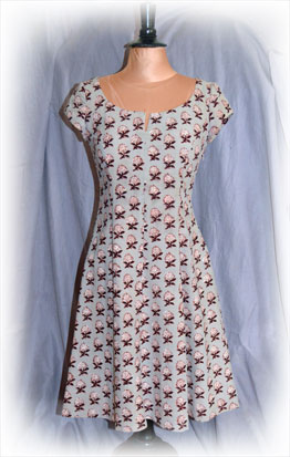 schmales Sommerkleid mit weitem Saum